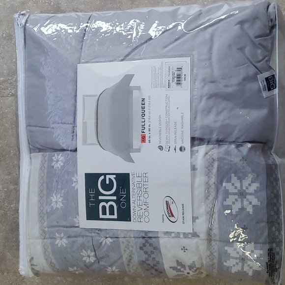 The BIG ONE Full/Queen reversible down alternative comforter - Picture 1 of 3
